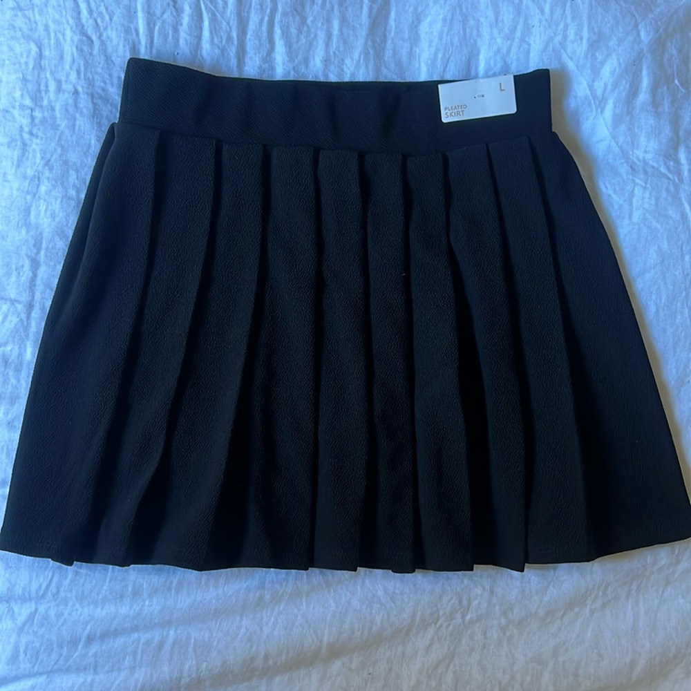 NWT Pleated black mini skirt. Love Streak. Size L.